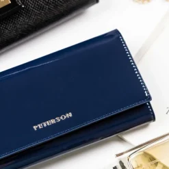 Granatowy portfel lakierowany damski Peterson, 9,5 x 18,5 x 3 cm, na zatrzask