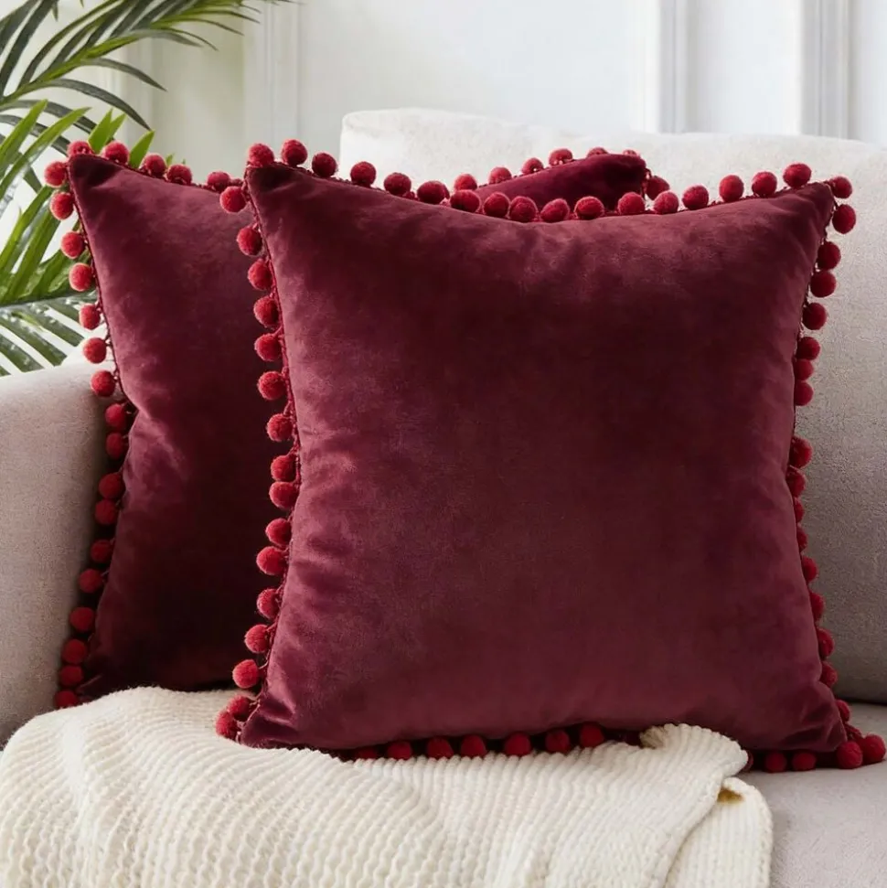 Poduszka z pomponikami Domarex Velvet Pom Poms 40 x 40 cm, velvet, bordowa